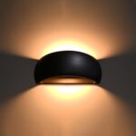 Applique demi-lune en céramique noire sur un mur blanc