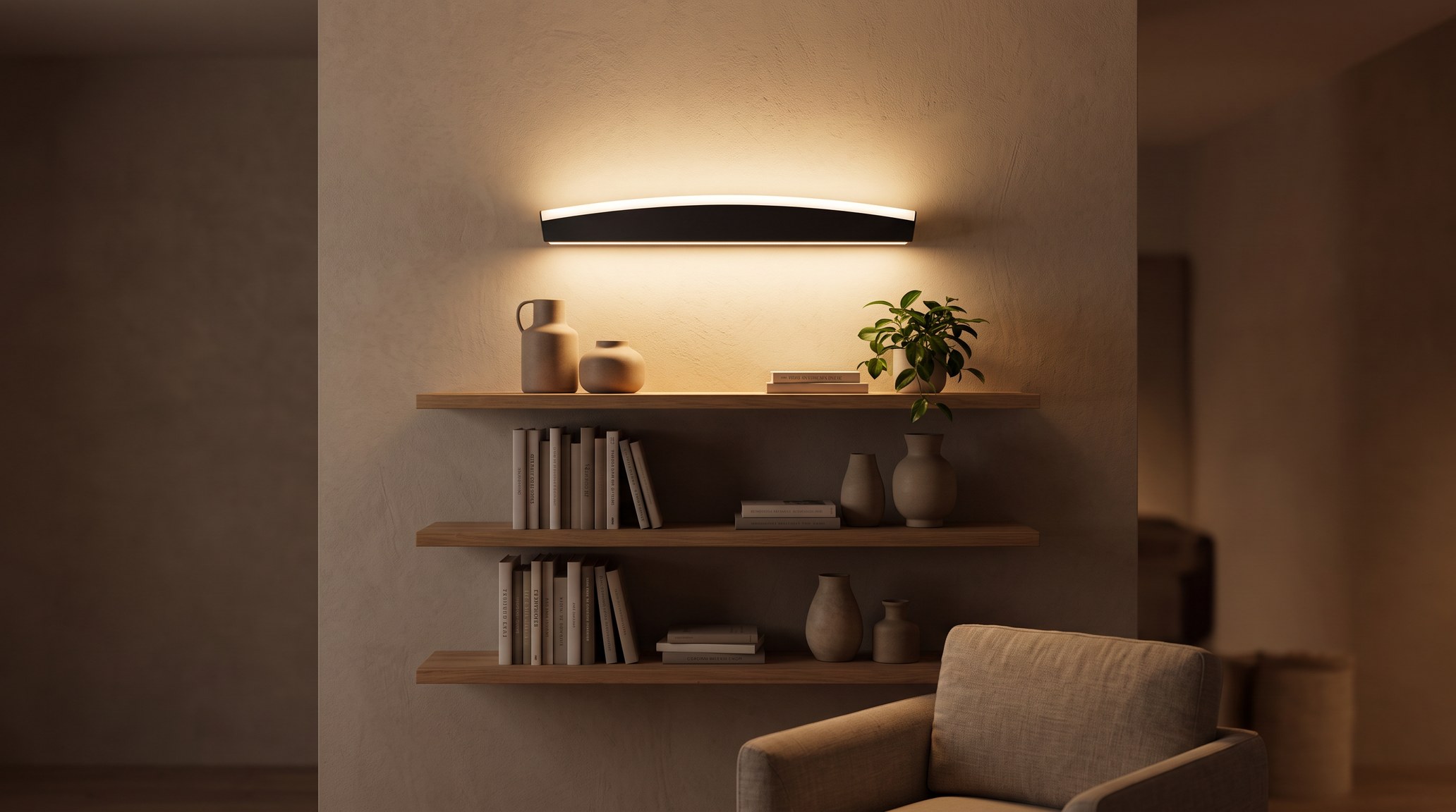 Étagères murales en chêne garnies de livres, de vases en céramique et d'une petite plante, éclairées le soir par une applique murale LED horizontale noire fixée au mur au-dessus de la dernière étagère