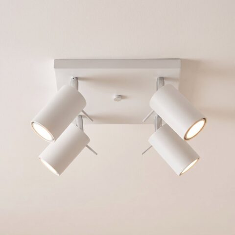 Plafonnier carré blanc à 4 spots orientables allumé au plafond