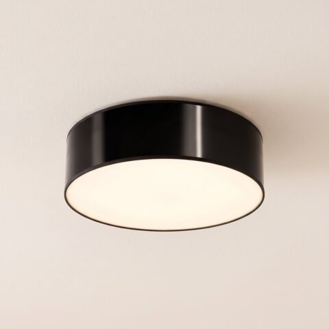 Plafonnier rond plat noir à diffuseur blanc allumé au plafond