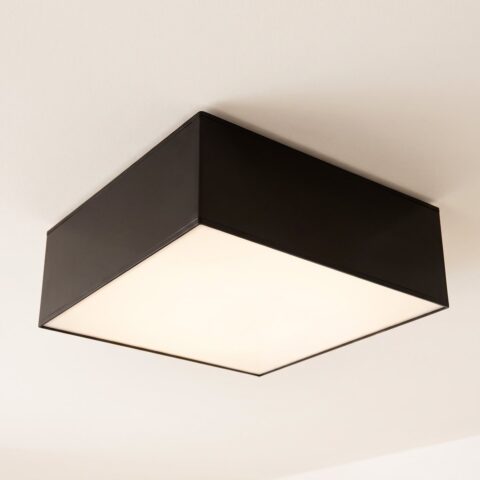 Plafonnier carré plat noir à diffuseur blanc allumé au plafond
