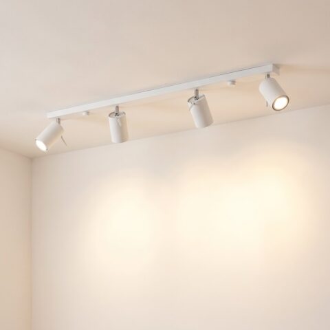 Plafonnier barre blanc à 4 spots orientables allumé au plafond