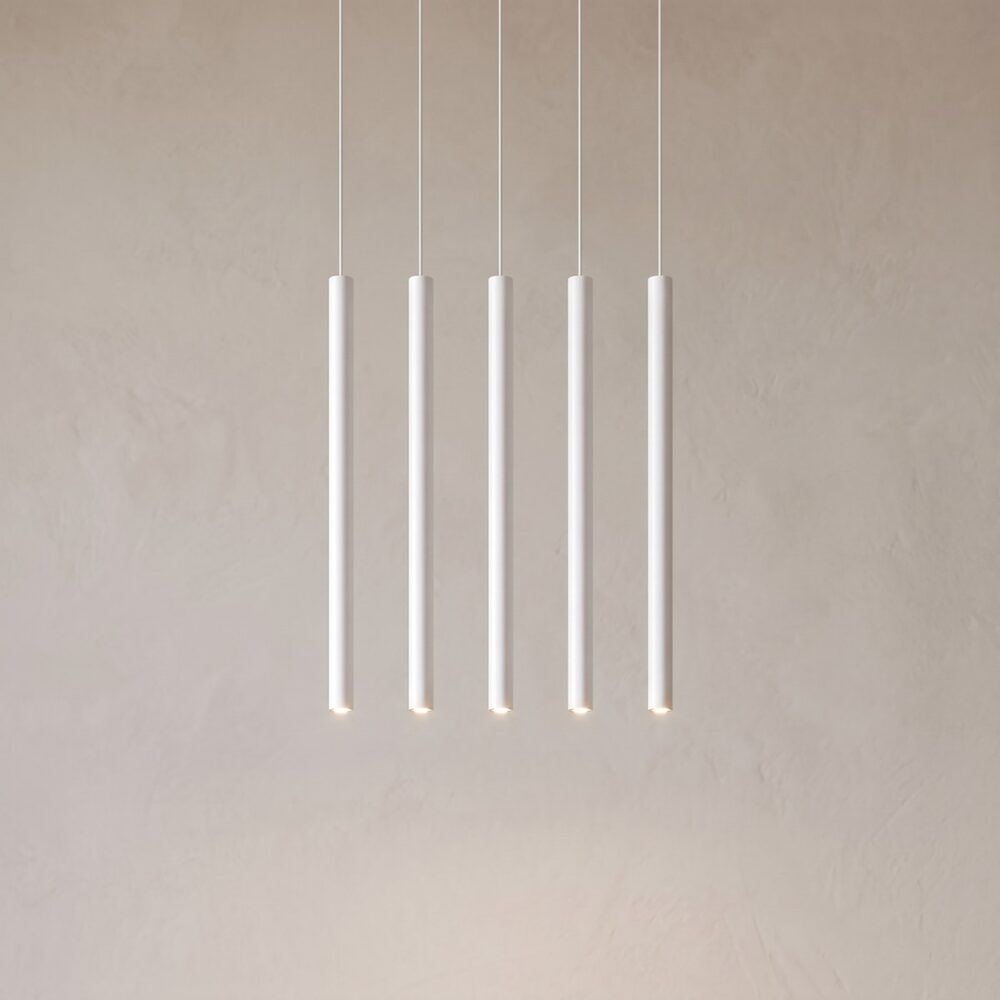 Suspension 5 tiges lumineuses sur barre blanche