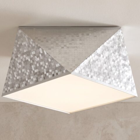 Plafonnier hexagonal argenté de 25 cm allumé au plafond