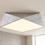 Plafonnier hexagonal argenté martelé allumé au plafond