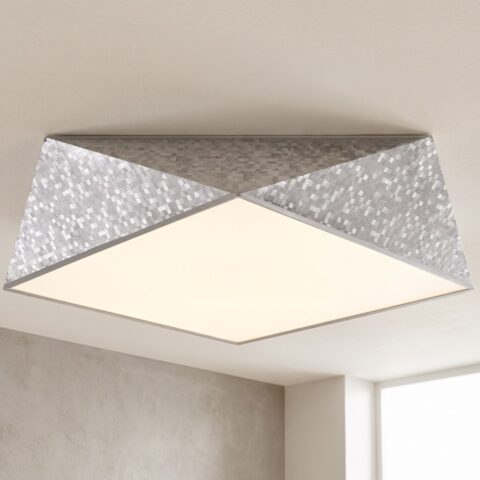 Plafonnier hexagonal argenté martelé allumé au plafond