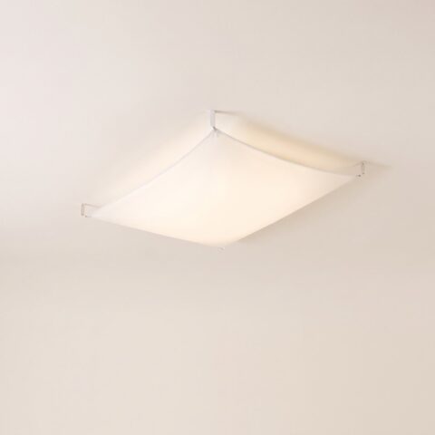 Plafonnier voile de tissu blanc de 105 x 80 cm allumé au plafond