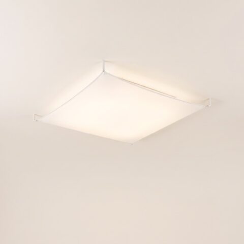 Plafonnier voile de tissu blanc de 105 x 105 cm allumé au plafond