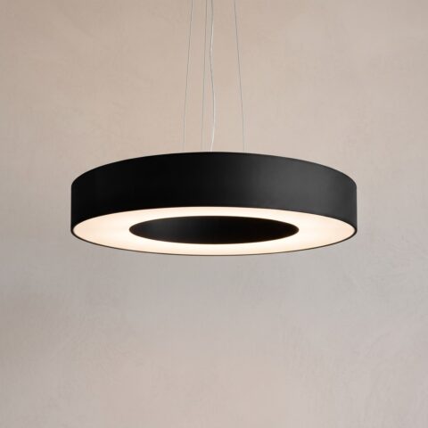 Suspension anneau fine en tissu noir allumée