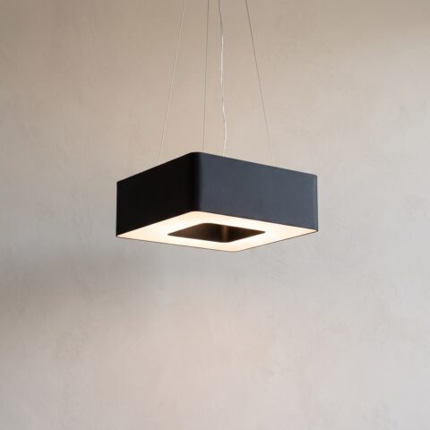 Suspension carrée en tissu noir de 60 cm allumée