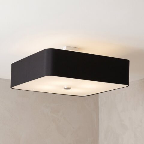 Plafonnier carré en tissu noir allumé au plafond