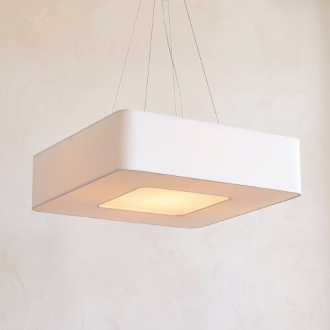 Suspension carrée abat-jour tissu blanc de 80 cm allumée