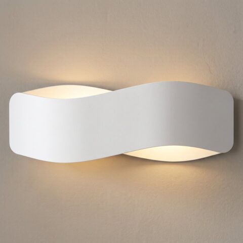 Applique murale vague en acier blanc de 40 cm allumée sur un mur clair