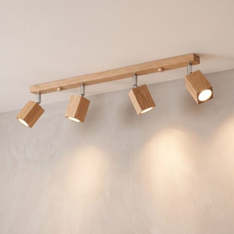 Plafonnier barre 4 spots cubes en chêne allumé au plafond