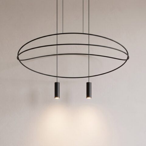 Suspension anneau de métal noir et deux spots allumée