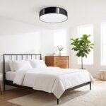 Plafonnier rond plat de 45 cm dans une pièce claire