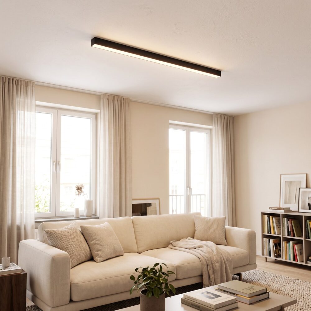 Plafonnier réglette LED dans un couloir