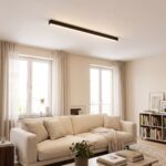 Plafonnier réglette LED dans un couloir