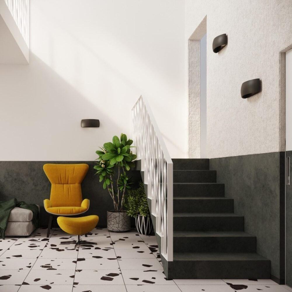 Appliques demi-lune en céramique dans une entrée avec escalier