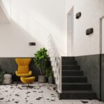 Appliques demi-lune en céramique dans une entrée avec escalier