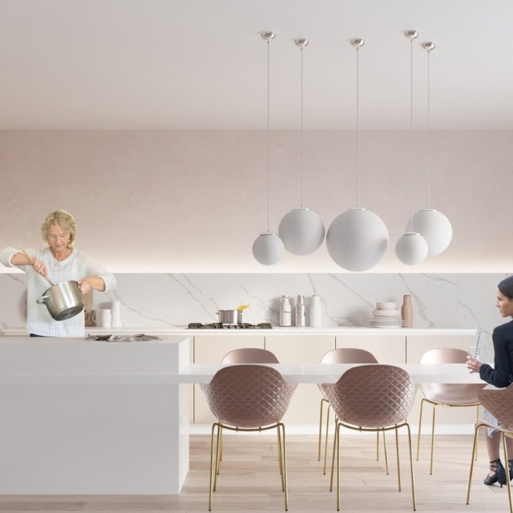Suspensions globes en verre au-dessus d'une table de cuisine