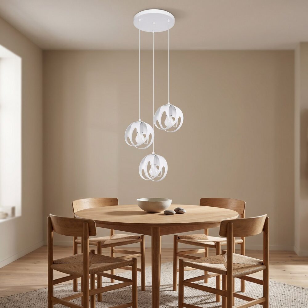 Suspension grappe blanche au-dessus d'une table ronde en bois