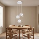 Suspension grappe blanche au-dessus d'une table ronde en bois