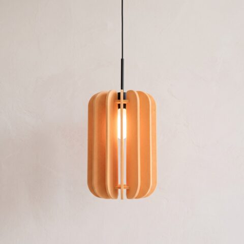Suspension design en tissu feutré teintes naturelles, orange