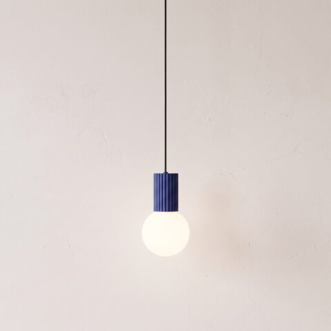 Suspension minimaliste design aux teintes vibrantes, bleu
