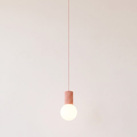 Suspension minimaliste design aux teintes vibrantes, rose