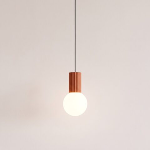 Suspension minimaliste design aux teintes vibrantes, terracotta