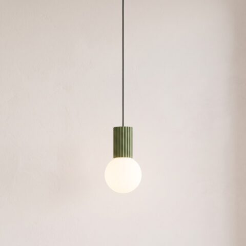 Suspension minimaliste design aux teintes vibrantes, vert